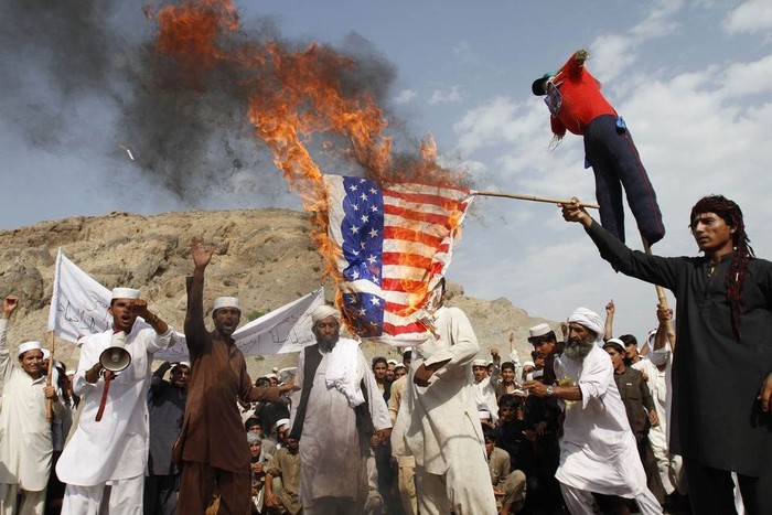 Người biểu tình đã đốt lá cờ Mỹ ở huyện Ghanikhel, thủ đô Kabul, Afghanistan.