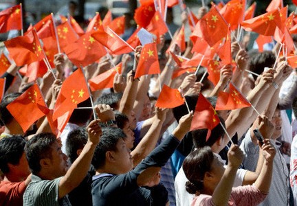 Một biển người cầm cờ Trung Quốc phản đối bên ngoài Đại sứ quán Nhật Bản tại Bắc Kinh.