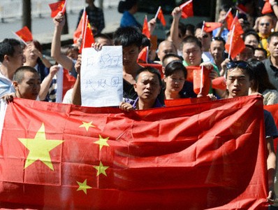 Những người biểu tình cầm cờ Trung Quốc và hô hào các khẩu hiệu khẳng định chủ quyền với nhóm đảo Senkaku/ Điếu Ngư.