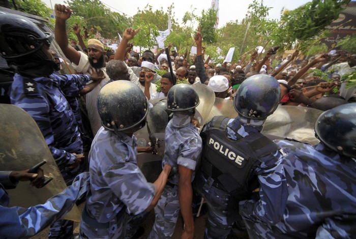 Cảnh sát ngăn chặn dòng người biểu tình ở Khartoum, thủ đô Sudan.