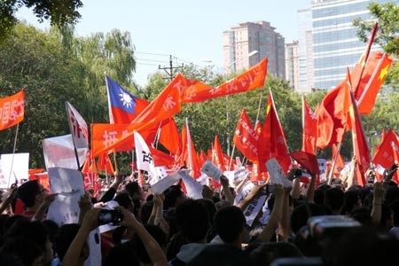 Cờ Đài Loan xuất hiện giữa dòng người biểu tình ở bên ngoài Đại sứ quán Nhật Bản tại Bắc Kinh.