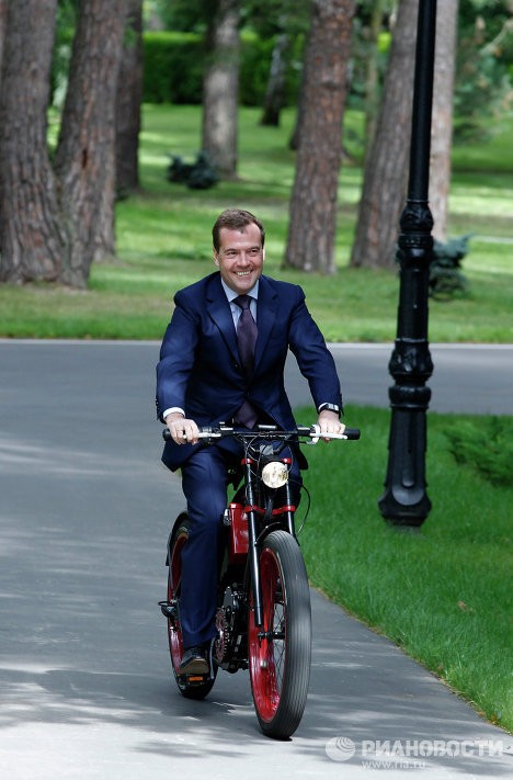 Ngày 10/8, Medvedev đạp xe tại dinh thự Gorki ngoại ô Moscow.