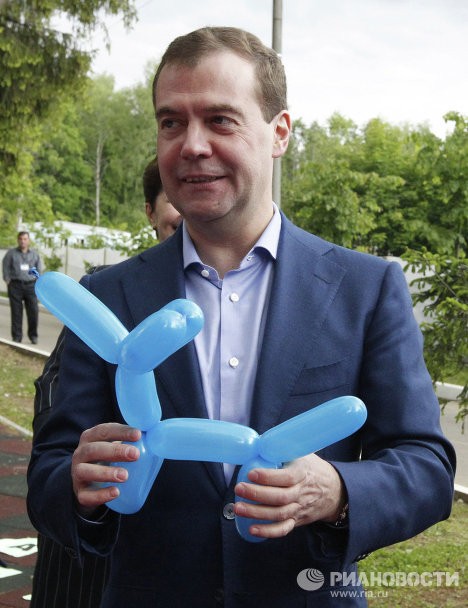 Ngày Quốc tế thiếu nhi 1/6, Thủ tướng Dmitry Medvedev đã đến thăm Viện điều dưỡng dành cho trẻ em tại Troitsk.