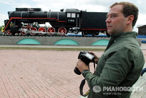 Ngày 6/8, trên đường đến vùng Kuzbass, Thủ tướng Nga đã tranh thủ chụp ảnh trong khi tàu của ông đang dừng ở bến Topki.