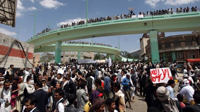 Những người biểu tình trên con đường dẫn đến Đại sứ quán Mỹ ở Yemen.