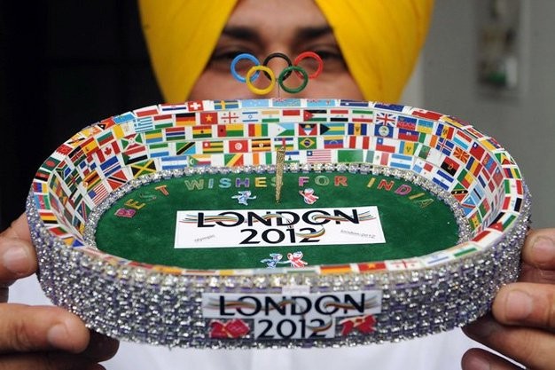 Các nghệ sĩ Ấn Độ tạo nên sân vận động Olympic ở London thu nhỏ,với lá cờ của 204 nước tham gia, vòng tròn Olympic, ngọn đuốc cũng với dòng lời chúc cho đội tuyển Ấn Độ. Trong Olympic lần này, Ấn Độ đã có tổng cộng 81 vận động viên tham gia vào 13 môn thi.