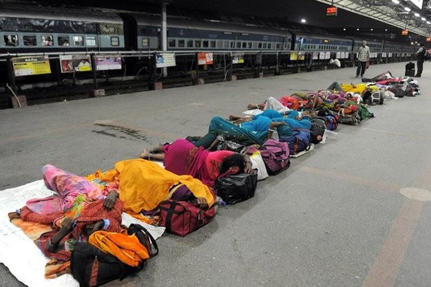 Một nhóm du khách ngủ ở nhà ga ở Ahmedabad.