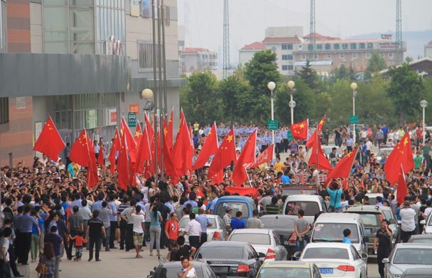Những người biểu tình phản đối Nhật tại Uy Hải, tỉnh Sơn Đông, Trung Quốc.