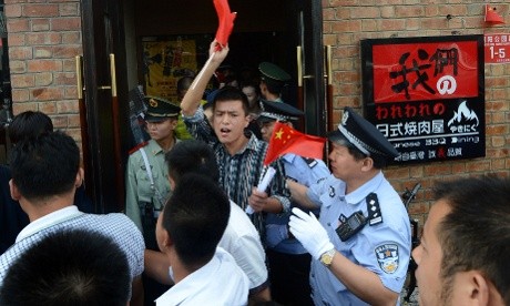 Dân Trung Quốc gây náo loạn bên ngoài một nhà hàng Nhật Bản.
