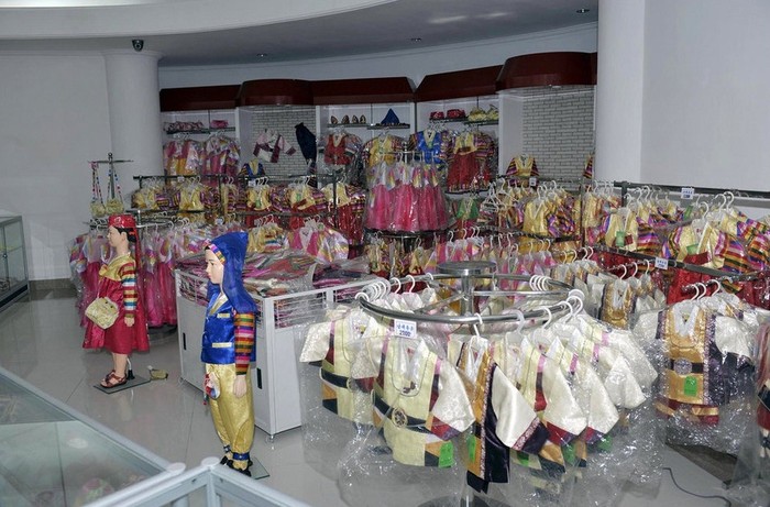Gian hàng bày bán nhiều quần áo trẻ em truyền thống.