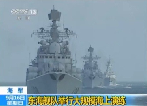Hạm đội Hoa Đông của Trung Quốc tập trận bắn đạn thật trên biển Hoa Đông giữa lúc căng thẳng dâng cao.