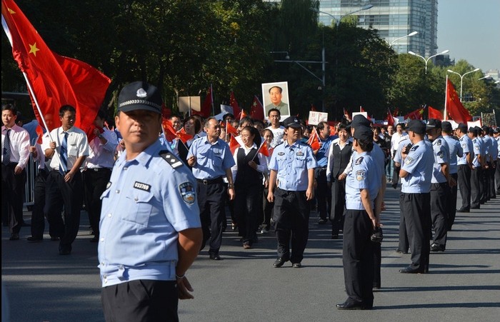 Cảnh sát Trung Quốc đứng thành hàng hai bên đường gần Đại sứ quán Nhật Bản tại Bắc Kinh. Tờ China Daily cho biết trong một bài xã luận: "Trung Quốc sẽ không bao giờ quên ngày 18/9/1931, bởi vì đó là sự khởi đầu của thời kỳ đen tối nhất trong lịch sử hiện đại của Trung Quốc."