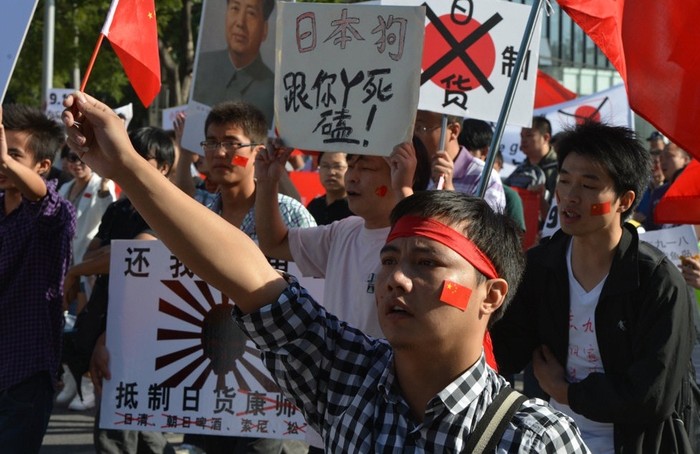 Cuộc biểu tình đã được lên kế hoạch để bắt đầu vào lúc 10 giờ sáng nhưng từ sáng sớm, những người biểu tình đã cầm cờ và biểu ngữ tập trung thành các đám đông bên ngoài cơ quan ngoại giao Nhật Bản.