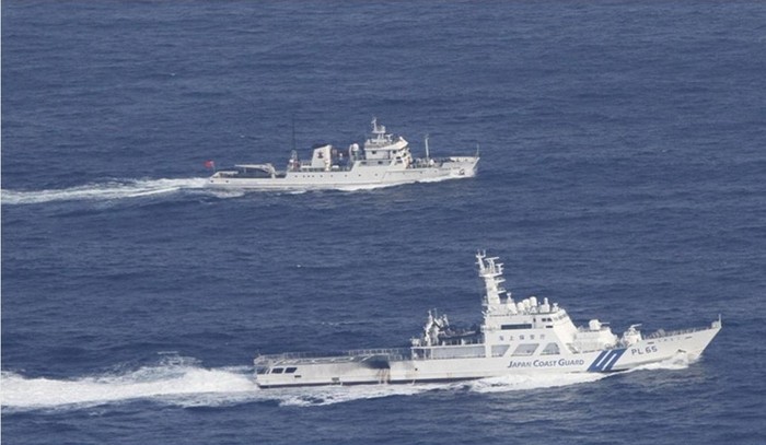 Tàu Cảnh sát biển Nhật Bản lùa tàu Ngư chính Trung Quốc trên biển Hoa Đông.