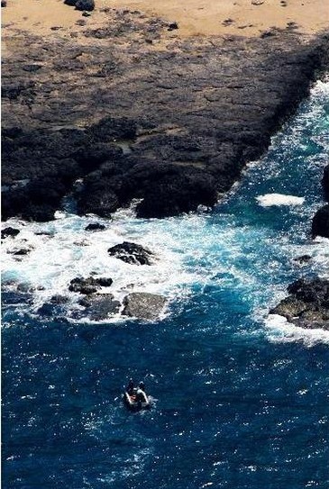 Một chiếc cano của Cảnh sát biển Nhật Bản đang giám sát quanh đảo.
