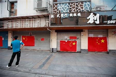 Một nhà hàng Nhật đã phải đóng cửa và cờ Trung Quốc dán bên ngoài cửa.