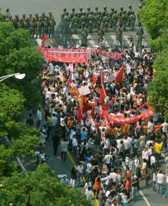 Đoàn người biểu tình gần Tổng Lãnh sự quán Nhật Bản tại Thượng Hải.