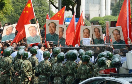 Cờ và chân dung cố Chủ tịch Trung Quốc Mao Trạch Đông xuất hiện nhiều quanh Đại sứ quán Nhật Bản.