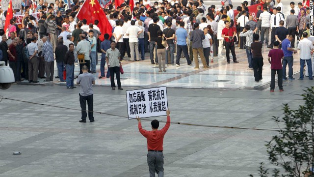 Người dân Trung Quốc biểu tình trên các đường phố tại Trịnh Châu, tỉnh Hà Nam vào ngày 18/9.