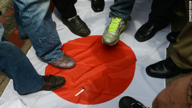 Những người phản đối Nhật quá khích trong một cuộc biểu tình trước tòa nhà Viện lập pháp Đài loan ở Đài Bắc để yêu cầu phản đối Nhật Bản.