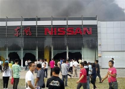 Một cửa hàng của công ty Nissan bị những biểu tình tấn công, đập phá cửa kính.