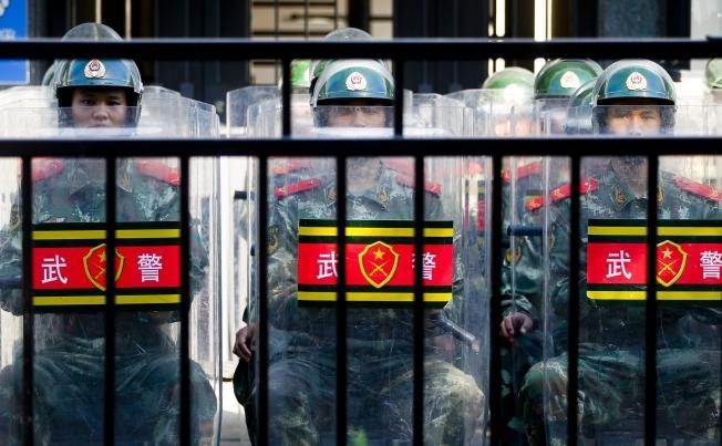 Cảnh sát chống bạo động của Trung Quốc trước của Đại sứ quán Nhật Bản tại Bắc Kinh.