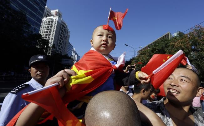 Trẻ con Trung Quốc cũng được đưa đi biểu tình phản đối Nhật Bản gần Đại sứ quán Nhật Bản tại Bắc Kinh.