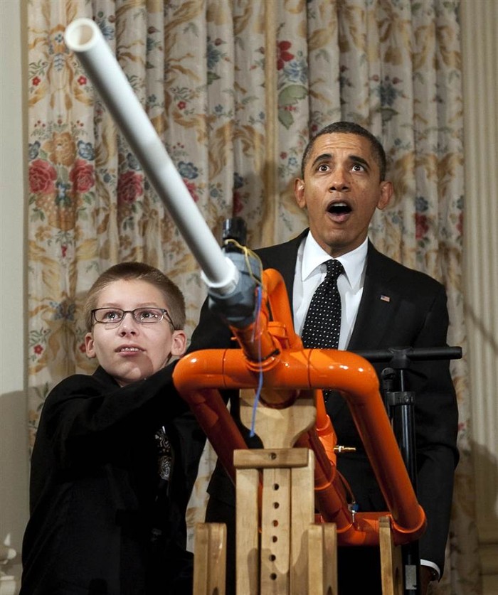 Tổng thống Obama xem cậu bé Joey Hudy (14 tuổi) sử dụng cỗ máy tự chế tạo tại Hội chợ khoa học Extreme Marshmallow Cannon diễn ra ở Nhà Trắng. Đây là hội chợ lần thứ 2 do Tổng thổng Mỹ tổ chức dành cho đối tượng học sinh trung học. Ông Obama đã công bố chính sách mới để tuyển dụng và hỗ trợ các chương trình khoa học, công nghệ, kỹ thuật và toán học