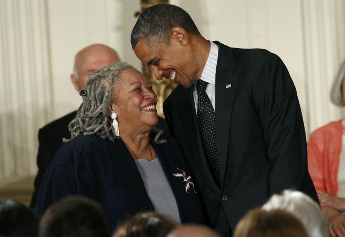 Tiểu thuyết gia Toni Morrison cười vui vẻ với ông Obama trước khi Tổng thống trao cho bà Huy chương Tự do 2012 của Tổng thống trong một buổi lễ tại Phòng Đông của Nhà Trắng.