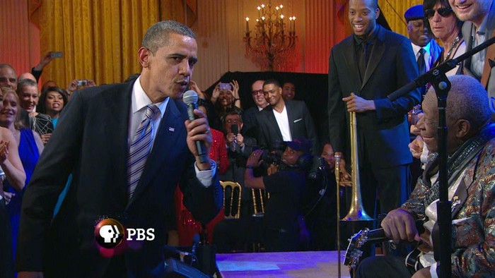 Ông OBama hát với huyền thoại Blue BB King (phải) trong một buổi biểu diễn âm nhạc tại Nhà Trắng.