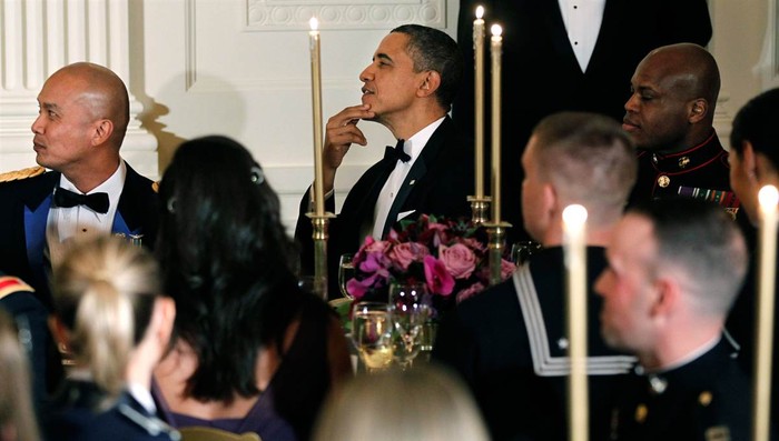 Obama tổ chức một bữa ăn tối cho các thành viên quân đội Mỹ từng phục vụ ở Iraq trong Phòng Đông của Nhà Trắng.