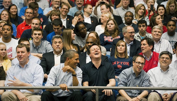 Tổng thống Obama chia sẻ niềm vui với Thủ tướng Anh David Cameron khi họ ngồi ở hàng ghế đầu để xem một trận đấu bóng rổ tại Đại học Dayton Arena ở Dayton, bang Ohio.