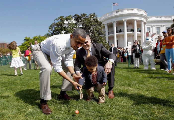 Tổng thống Barack Obama giúp một bé trai lăn trứng tại lễ Lăn trứng Phục sinh ở Nhà Trắng.