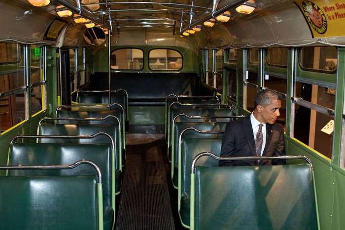 Tổng thống Mỹ Barack Obama trên chiếc xe buýt Rose Parks ở bảo tàng Henry Ford nhân một sự kiện diễn ra tại Dearborn, bang Michigan, Mỹ.