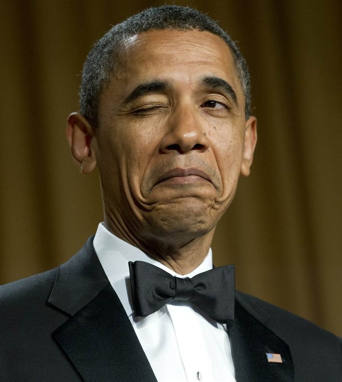 Ông Obama nháy mắt hài hước khi ông đang kể chuyện đùa về nơi sinh của ông trong bữa tối Hiệp hội các phóng viên Nhà Trắng tại Washington tháng 4 vừa qua. Sự kiện hàng năm này có sự tham gia của các ngôi sao Hollywood, các phóng viên Washington...