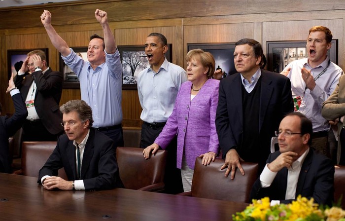Thủ tướng Anh David Cameron, Tổng thống Mỹ Barack Obama, Thủ tướng Đức Merkel, Chủ tịch Ủy ban châu Âu Jose Manuel Barroso và các quan chức khác xem trận chung kết Champions League giữa 2 đội Bayern Munich (Đức) và Chelsea (Anh) khi đang tham dự Hội nghị thượng đỉnh G8 tại trại David, Maryland.