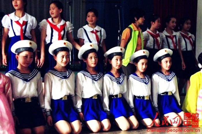 Các học sinh nữ Bắc Triều Tiên biểu diễn văn nghệ trong trang phục chiến sĩ hải quân.