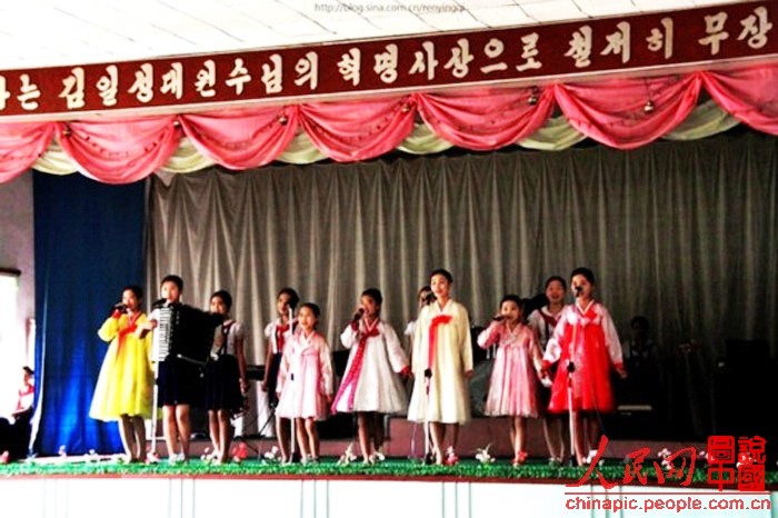 Một tiết mục văn nghệ của học sinh Bắc Triều Tiên.