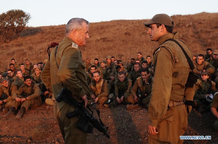 Tổng tham mưu trưởng quân đội Israel, Trung tướng Benny Gantz nói chuyện với một binh sĩ.