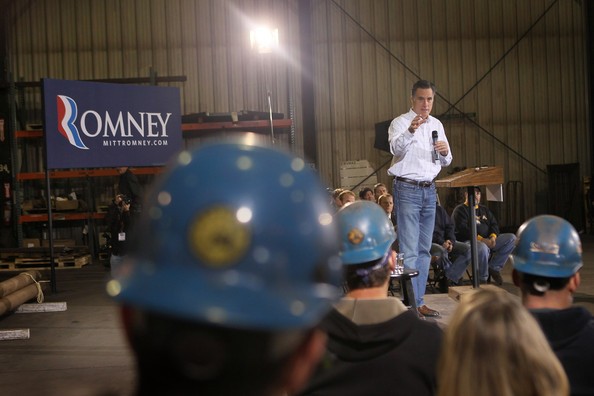 Ông Romney bàn về việc làm và nền kinh tế với các công nhân và các vị khách tại nhà máy thép ở thành phố Sioux, Iowa.