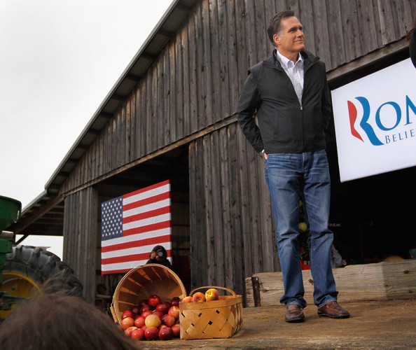 Cựu Thống đốc bang Massachusetts Mitt Romney xua tan sự hồi hộp bằng cách đút tay vào túi quần sau trong lúc chờ đợi để được giới thiệu trong một cuộc mít tinh tại nông trại Harmon Tree ở Gilbert, Nam Carolina.