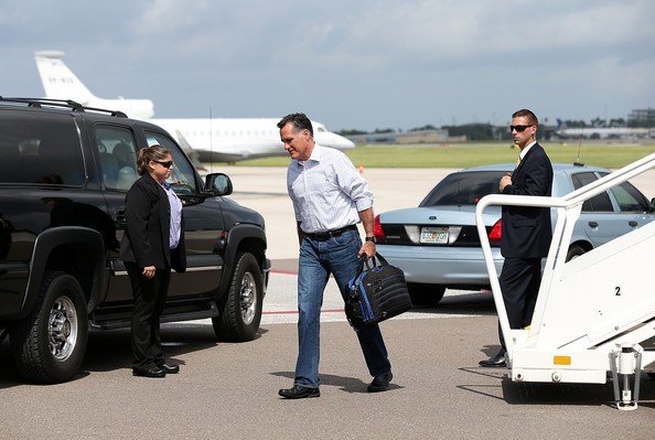 Quần jean rộng và áo sơ mi kẻ dường như là sở thích của ông Romney.