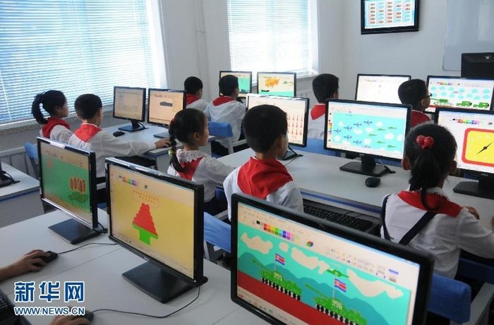 Các học sinh tiểu học đang học vẽ trên máy tính.