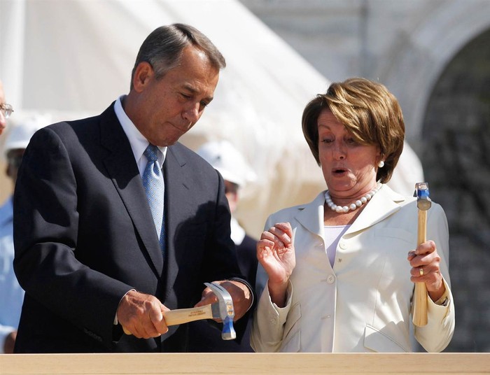 Phát ngôn viên Hạ viện Mỹ John Boehner giúp lãnh đạo khối thiểu số Nancy Pelosi đóng đinh trong một buổi lễ khởi công xây dựng lễ đài nơi tân Tổng thống Mỹ sẽ tuyên bố nhậm chức tại Washington. Ông Barack Obama hoặc Mitt Romney sẽ tuyên thệ nhậm chức Tổng thống trong một buổi lễ riêng vào ngày 20/1 và chính thức nhậm chức vào ngày hôm sau tại trụ sở Quốc hội Mỹ.
