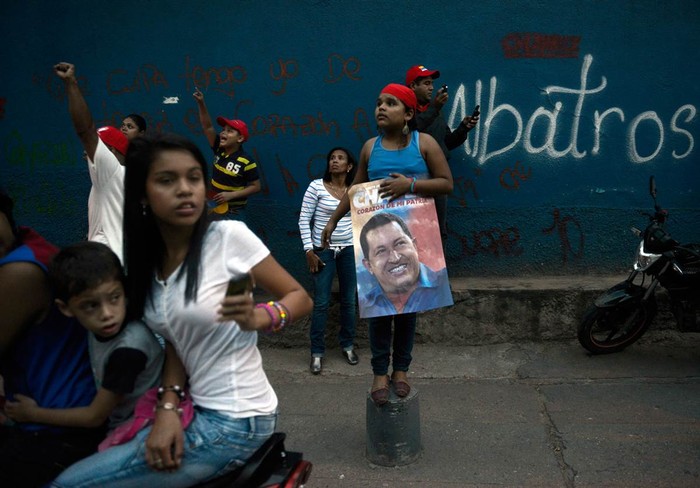 Một người trẻ tuổi ủng hộ Tổng thống Venezuela Hugo Chavez đang cầm chân dung ông trong một cuộc mít tinh ở Caracas. Chavez đang chạy đua tái tranh cử với ứng cử viên đối lập Henrique Capriles.