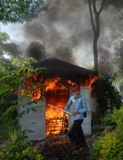 Người biểu tình đã đốt một trạm kiểm soát của cảnh sát bên ngoài khu vực ngoại giao, nơi mà hầu hết các Đại sứ quán nước ngoài đóng trụ sở tại đây ở Islamabad, thủ đô của Pakistan