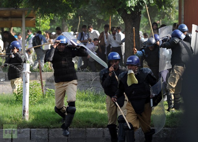 Cảnh sát nỗ lực giải tán đám đông biểu tình trước Đại sứ quán Mỹ tại Pakistan.