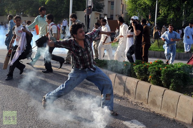 Một người biểu tình ném đạn hơi cay về phía cảnh sát. Các cuộc biểu tình dự kiến sẽ gia tăng ở Pakistan vào thứ Sáu (ngày 21/9), vốn là ngày Cầu nguyện của thế giới Hồi giáo. Chính phủ Pakistan đã kêu gọi là một ngày lễ quốc gia cho ngày thứ Sáu để mọi người có thể ra ngoài và biểu tình một cách hòa bình phản đối bộ phim.