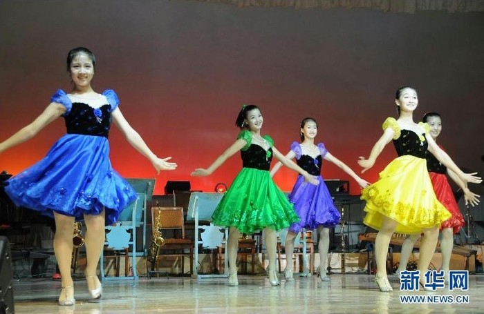 Mỹ nữ nhạc viện Kim Tinh biểu diễn với trang phục váy ngắn sặc sỡ