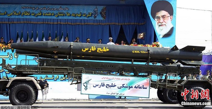 Tên lửa chống hạm KhalijFars (Vịnh Ba Tư) xuất hiện trong buổi lễ bắt đầu Tuần lễ Quốc phòng Iran.